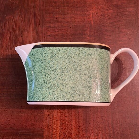 Victoria & Beale Porcelain Gravy Boat Dish - Picture 3 of 7